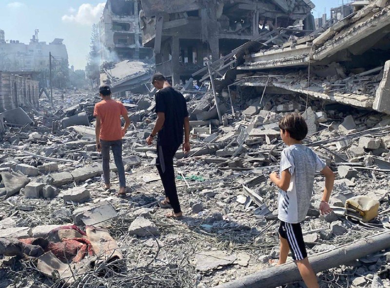 הצתת מחנה בעזה; 800 פלסטינים נעקרו מבתיהם מקורות פלסטינים דיווחו כי צה"ל הצית מחנה פליטים במזרח העיר עזה. מ…