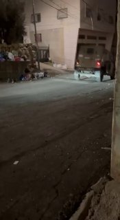 וידאו| כוחות ישראל מחרימים אופנוע במהלך ההסתערות המתמשכת על העיר חברון.