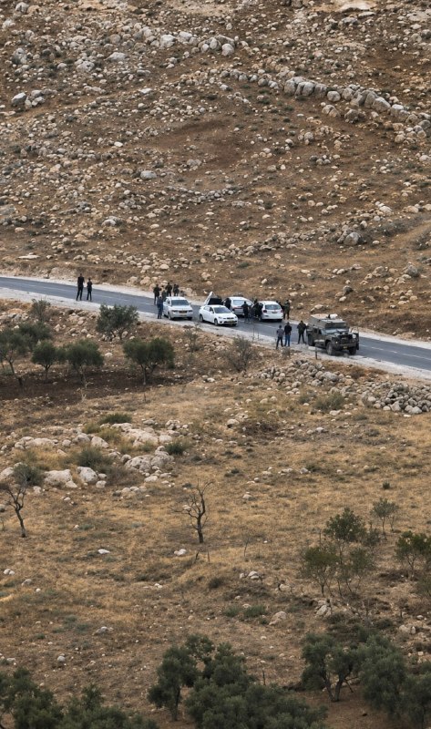 مستوطنون يحاصرون مركبات فلسطينيين غربي المغير