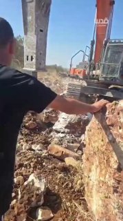הרגע שבו התושבים התעמתו עם דחפורים של מתנחלים בזמן שביצעו פעולות דחפור על אדמותיהם באזור המערבי של העיירה ד…