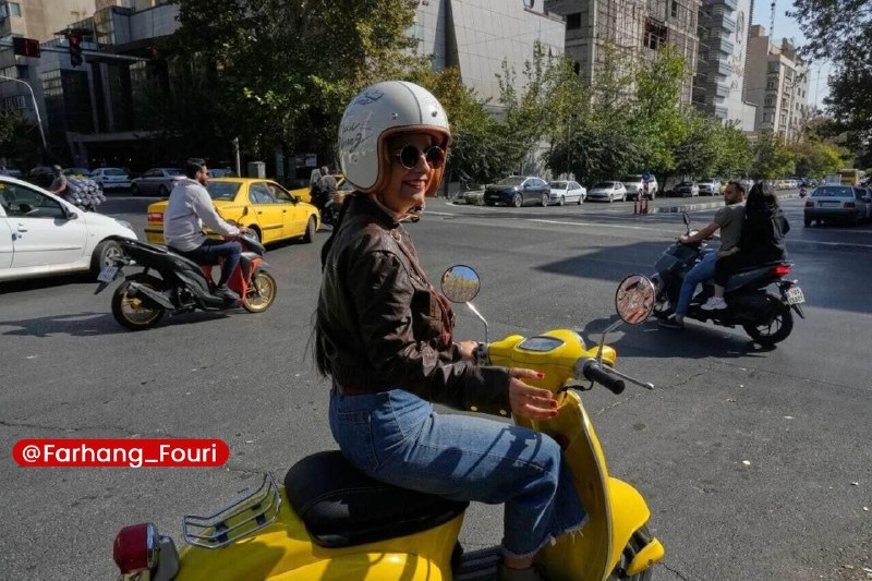 فرهنگ فوری💡: مطالبه زنان موتورسوار پشت چراغ قرمز پلیس: کی گواهینامه صادر میشود؟اقتصاد آنلاین نوشت:🔹تردد روزانه بانوان موتورسوار در ج