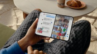 Apple представила iPhone Duo — первый складной iPhone.  Диагональ дисплея в разложенном виде составляет 7,6 дюйма, а внешнего дисплея — 5,4 дюйма.  У iPhone Duo нет Face ID, для его разблокировки используется Touch ID, встроенный в боковую кнопку питания.…