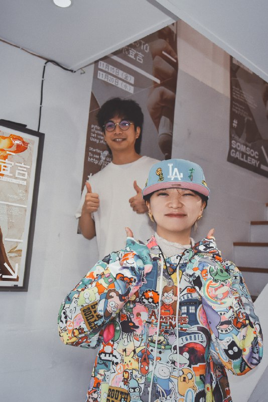 顺利结束了东京的展览！感谢CCS邀请，能和这么多大佬同台展览&分享，这次真的解锁了超多新体验：✅ 设计了一场海外展览和峰会的主视觉，特别特别感谢忠忠的远程全力支持，还有屹州全日文无障碍沟通！✅ 在东京的画廊@SOMSOCGallery 展出了我和@海辛Hyacinth 的作品&工作流；✅ 在原宿的超大屏上播放了我们的作品；✅ 甚至在开放麦上做了人生第一次的全英演讲（中间卡壳还好有海佬救场）期待下一站，CCS牛逼，开源牛逼！#ccs 东京站顺利结束了东京的展览！感谢CCS邀请，能和这么多大佬同台展览&分享，这次真的解锁了超多新体验：✅ 设计了一场海外展览和峰会的主视觉，特别特别感谢忠忠的远程全力支持，还有屹州全日文无障碍沟通！✅ 在东京的画廊@SOMSOCGallery 展出了我和@海辛Hyacinth 的作品&工作流；✅ 在原宿的超大屏上播放了我们的作品；✅ 甚至在开放麦上做了人生第一次的全英演讲（中间卡壳还好有海佬救场）期待下一站，CCS牛逼，开源牛逼！#ccs 东京站