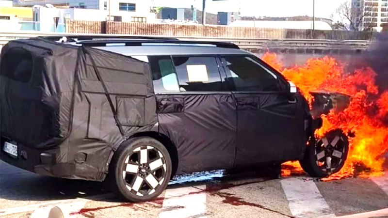 Предсерийный Hyundai Santa Fe сгорел во время доро...