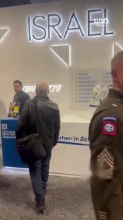 שערורייה של יצרני נשק ישראליים בוושינגטון במהלך התערוכה הצבאית "אווסה" בוושינגטון, חשף פעיל אנטי-מלחמתי, בע…