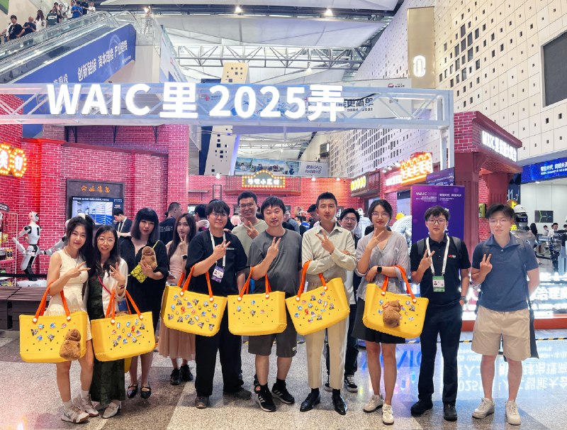 去 WAIC 之前：今天把展逛完，明天干啥呢？去之后：逛了半天，只逛了半层…好像一共四层？终于明白为啥要搞4天…去 WAIC 之前：今天把展逛完，明天干啥呢？去之后：逛了半天，只逛了半层…好像一共四层？终于明白为啥要搞4天…