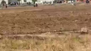 קבוצות אל-ג'ולאני שורפות ומשמידות מכוניות כורדיות ומצורים אזרחים שחוזרים לעיר טל עביאד בסוריה ביו.קישור/alg…