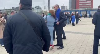 В Екатеринбурге мужчина подбежал к губернатору Денису Паслеру на первомайском митинге, его задержали и передали полиции, рассказали в пресс-службе администрации региона.