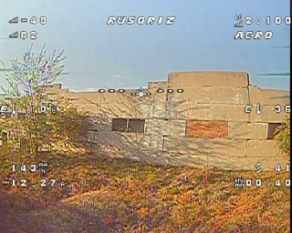 Боец ВС РФ демонстрирует инновационный метод перехвата украинского FPV-дрона.славянский зажим руками❗ Подписывайся на Mash в MAX | Telegram