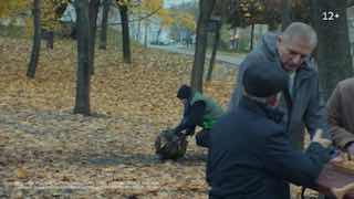 Эх, вот бы новогодние праздники никогда не заканчивались! Чтоб вечно оливьешка на столе, бутерброды с икрой, шпроты, мандарины. И ёлка круглый год стояла, а не как всегда, до марта.Если минусов не видите, то внимание на короткометражку от музыкального серв