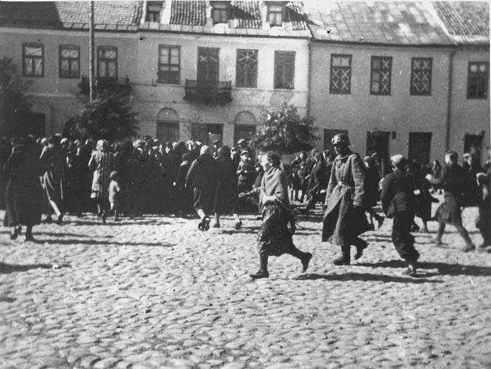 ב-28 באוקטובר 1942, בפינסק , השלים הפיקוד הגרמני את ההכנות להשמדת אחד הגטאות הגדולים בשטח בלארוס. הרג המוני…