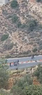Settlers storm the al-Rayyan and Surda neighborhoods in Ramallah.