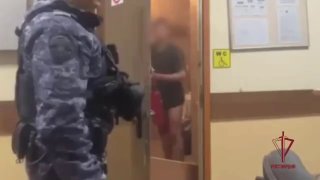 אדם שיכור ללא מכנסיים עלה לבית ספר פרברי במוסקבה, ביים פוגרום ורסס מכשף אש התושב המקומי התנהג באגרסיביות: ה…