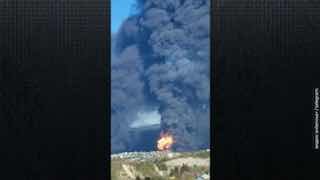 Ночью украинские дроны ударили по нефтезаводу в Туапсе в третий раз. Все подробности в новом ролике.Последствия уже все видят: пляжи Краснодарского края залиты нефтью, на берег выбрасывает мертвых дельфинов. Это настоящая экологическая катастрофа — вероятн