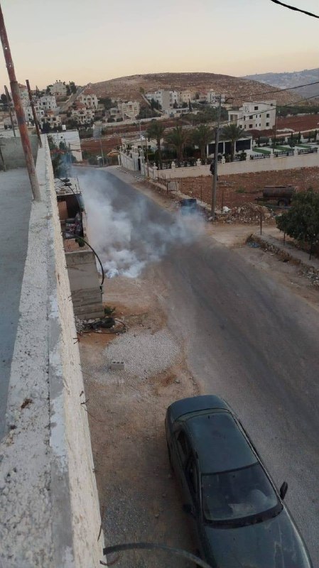 דחוף: כוחות הכיבוש יורים פצצות גז במהלך הסתערותם על הכפר אל-מוג'יר, צפונית מזרחית לרמאללה.