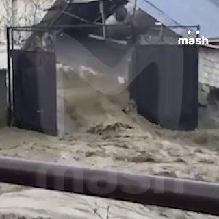 Крупные разрушения в районе новой автостанции в Махачкале — частные дома складываются из-за потока воды. Работу ливнёвок затрудняет большое количество воды.На улице Айвазовского накренились две многоэтажки: жильцы новостроек требуют у администрации привест