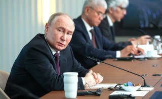 Путину рассказали об обвалившихся рейтингах и экономике. Он заявил, что Россия наступает по всей линии фронта⚪️ Вопросы Путину. Журналист Associated Press Джеймс Джордан во время общения с Владимиром Путиным на конференции на ПМЭФ рассказал, что накануне с