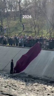 Что-то доброе С ума сойти, я тоже помню это видео! Оно тогда разлетелось по всем соцсетям. В Алматы несколько прохожих, держась за руки, вытащили с... - изображение 1 - это, несколько, доброе