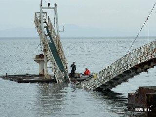 В Приморье рухнул аварийный мост, с которого дети прыгали в море. Есть пострадавшиеВ Артемовском округе Приморского края в бухте Муравьиная обрушился аварийный пешеходный мост, с которого дети прыгали в море. По предварительным данным, пострадали четыре че