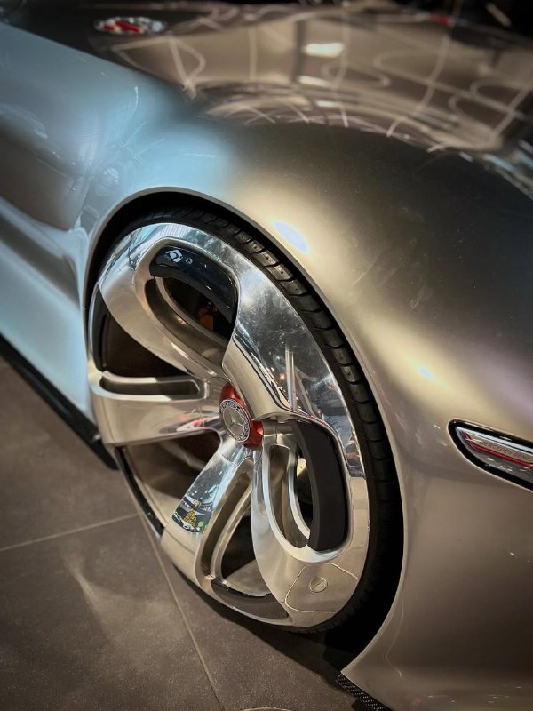 Mercedes-AMG Vision Gran Turismo 2013 года. Его дизайн опередил своё время на 30 лет. 7