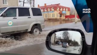 Паводок накрыл Марий Эл: сразу две реки вышли из берегов и затопили около 500 домов и построек. Люди передвигаются по улицам на сапах. Речь о Малой Кокшаге и Рутке. Первая разлилась прямо у посёлка Куяр, вторая дошла до критической отметки. Вода продолжает