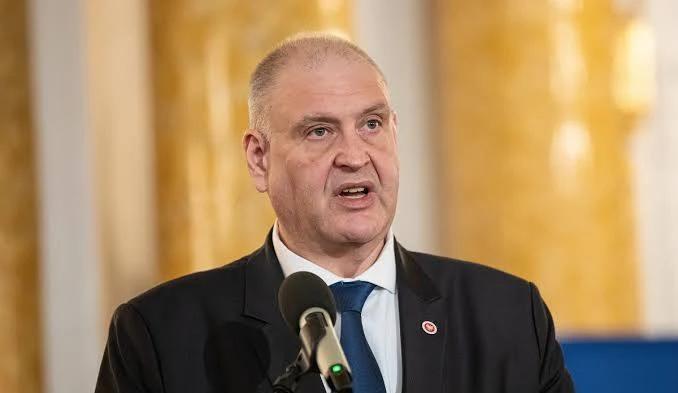 בוגדאן שוויצ'קובסקי, הנשיא המודח של בית הדין החוקתי, הגיע גם הוא לארמון הנשיאות.
