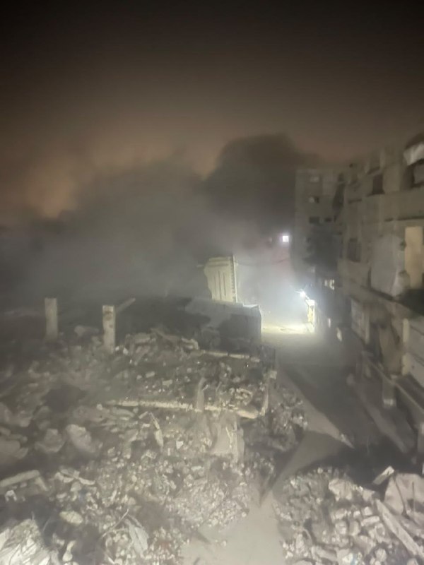 תמונה | הוא מציג את הרגע שבו מטוס ישראל הפציץ בית לאחר שאיים עליו ליד "תחנת יאסין" בשכונת אל-צפתאווי, בצפון…