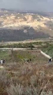 🚨הרגעים שבהם חיילים ישראלים פתחו באש על פלסטינים במהלך התקפת המתנחלים על העיירה טל, דרומית לשכם.
