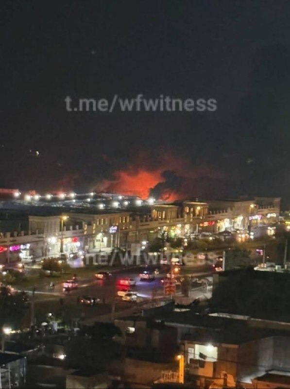 ️🇺🇸🇮🇷 צילומים מבנדר עבאס מציגים אש גדולה ועשן סמיך עולה בעקבות התקיפות בארה"ב.
