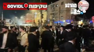 🇮🇱 Into the traffic sign: Residents of Bar Ilan direct a bus.