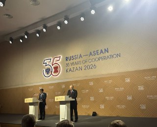 Путин выступил на саммите АСЕАН в Казани. Он ничего не сказал про атаку на МосквуВладимир Путин поучаствовал в пресс-конференции на саммите АСЕАН (Ассоциации государств Юго-Восточной Азии), который проходит с 17 по 18 июня в Казани. Вместе с ним в пресс-ко
