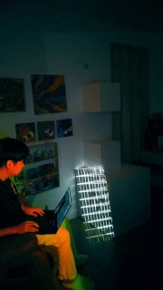 📹 分享一个最近爆红的视频，展示的是 Projection Mapping ——把影像精准投到立体物体上，让现实像被“施法”一样动起来🔮我特别喜欢这种打破虚与实边界的作品。它逼着我们挑战想象力，让叙事、空间和感知重新组合，哪怕是一个纸箱也能变成舞台👀 想看更大型的案例，可以搜早年 Amon Tobin 的 ISAM 演出，多投影把整套舞台“变形”，非常震撼📮 这篇文章是转发给你的吗？点击这里加入频道，一起探索更多有趣的内容！via Roller | AI AGENT 中文社区 - Telegram Chan