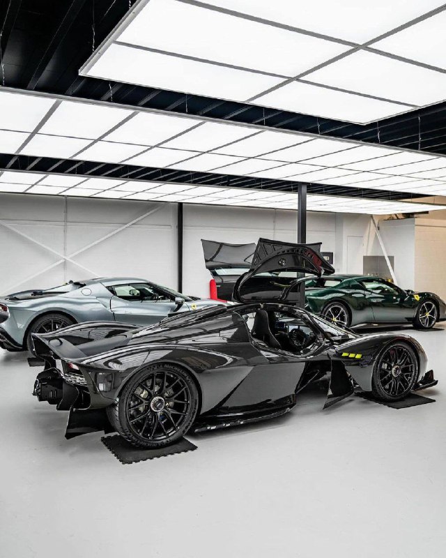 Aston Martin Valkyrie 4