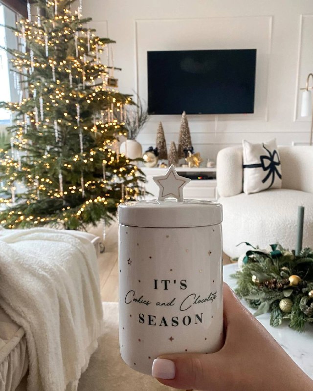 Волшебное новогоднее сочетание стильного белого, блестящего золотого и природного зеленого цвета в деталях праздничного интерьера Белый придают обр... - изображение 1 - белый, цвет, telegram