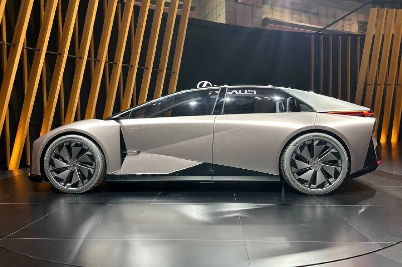 Lexus представил электромобиль с футуристичным дизайном 6