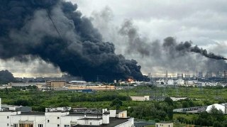 В результате атаки беспилотников на Московский НПЗ вышел из строя блок переработки нефти «Euro+», пишет Reuters со ссылкой на источники. В состав блока входит установка первичной перегонки нефти мощностью 140 000 баррелей в сутки. Это 47% мощности первично