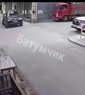 והשכנים הטורקים שלנו בטורקיה רוכב אופנוע התנגש במכונית ועף באוויר מפגיעה חזקה - רגע התאונה תועד בווידאו תאו…
