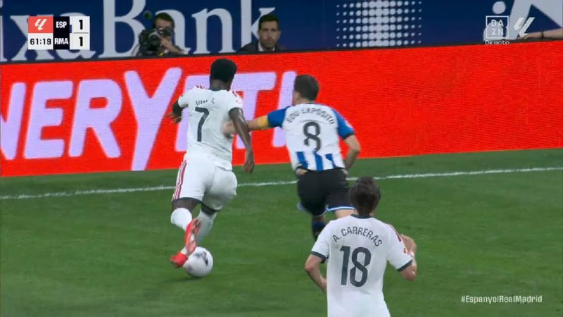 RealMadridFarsi: هنوز سه دقیقه از شروع بازی نگذشته بود که «کالا» که بعداً گل تساوی ۱-۱ اسپانیول را به ثمر رساند، با یک تکل/ضربه به وینیسی