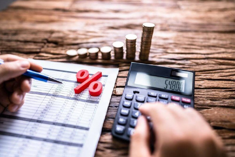 🎆 Какие изменения ждут казахстанцев в новом 2026 году?Отзвенели праздничные фанфары, и казахстанцы смело вступили в 2026 год. Правительство в прошедшем году проделало большую работу, чтобы привести в баланс основные социально-экономические показатели. При этом потребовалось внести ряд изменений в действующие законодательные документы.Так, вступил в силу закон РК «О республиканском бюджете на 2026–2028 годы», а с этого года будет действовать Новый Налоговый кодекс.📊 Расчётные показатели выросли примерно на 10%, включая основные социальные выплаты — пенсии и пособия.🔹 МРП — 4 325 ₸🔹 Прожиточный минимум — 50 851 ₸🔹 Минимальная пенсия — 69 049 ₸👶 Пособия при рождении детей▫️ при рождении 1–3-го ребёнка — ростс 149 416 ₸ до 164 350 ₸▫️ при рождении 4-го и более ребёнка —с 247 716 ₸ до 272 475 ₸👨‍👩‍👧‍👦 Пособие для многодетных семей🔹 4 ребёнка —с 63 030 ₸ до 69 330 ₸🔹 10 детей —со 157 280 ₸ до 173 000 ₸♿ Пособия по инвалидности▫️ I группа —с 101 702 ₸ до 111 872 ₸▫️ II группа —с 81 362 ₸ до 89 498 ₸▫️ III группа —с 55 474 ₸ до 61 021 ₸🧾 Новый Налоговый кодексС 1 января 2026 года ставка НДС увеличиваетсяс 12% до 16%.Одновременно порог обязательной регистрации по НДС повышаетсяс 15 млн до 40 млн тенге.📚 Ряд товаров и услуг освобождаются от уплаты НДС, в том числе:✔️ товары и услуги в рамках гарантированного объёма бесплатной медицинской помощи✔️ услуги по обязательному социальному медицинскому страхованию (ОСМС)✔️ книги отечественного издания и услуги по их печатному выпуску🏦 Корпоративный подоходный налог (КПН) остаётся на уровне 20%,однако вводятся дифференцированные ставки:▫️ 25% — для банков (за исключением кредитования субъектов бизнеса) и игорного бизнеса▫️ 5% — для организаций социальной сферы в 2026 году с повышением до 10% в 2027 году▫️ 3% — льготная ставка для сельхозпроизводителей📈 Одновременно в стране вводятся прогрессивные ставки индивидуального подоходного налога (ИПН).🚗 Налог на транспортДля легковых автомобилей вводятся понижающие коэффициенты в зависимости от срока эксплуатации:▫️ авто 10–20 лет — коэффициент 0,7▫️ авто старше 20 лет — 0,5От уплаты налога освобождаются ветераны, обладатели государственных званий и орденов, многодетные матери и лица с инвалидностью.❗️ Льгота не распространяется на легковые автомобили с объёмом двигателя более 4000 см³, если они были переоформлены на нового владельца после 31 декабря 2013 года.