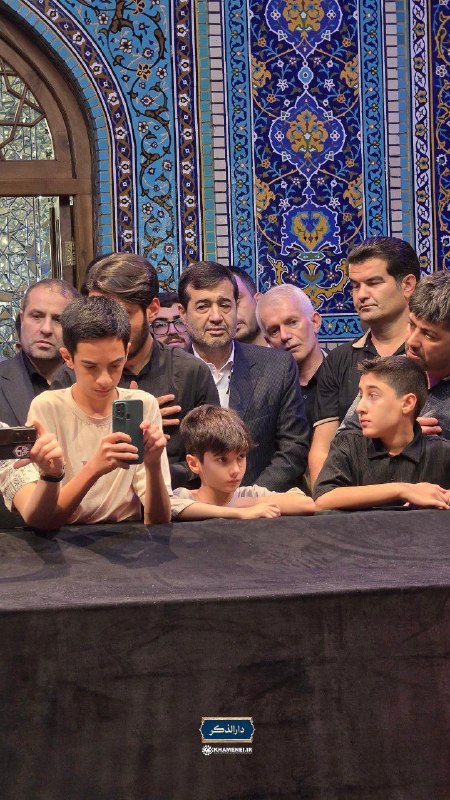 شهرآرانیوز: 🔶حضور احمد دنیامالی، وزیر ورزش و جوانان و جمعی از مسئولان این وزارتخانه در رواق دارالذکر برای زیارت مزار نورانی رهبر شهی