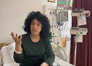 Иранские власти освободили лауреатку Нобелевской премии мира, 54-летнюю правозащитницу Наргес Мохаммади под залог из-за проблем со здоровьем, сообщил ее фонд. После десяти дней госпитализации в городе Зенджан, где Мохаммади отбывала заключение, она «получи