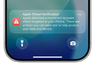 Apple разослала некоторым пользователям предупреждения, что их устройства могли быть атакованы с помощью шпионского ПО, передает TechCrunch.Уведомления получили пользователи в 110 странах. Предупреждение отображается на экране блокировки iPhone. В случае п
