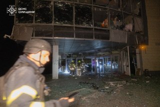 Россия нанесла новые удары по Украине 🔵 Один человек погиб под Краматорском в Донецкой области, сообщили власти. 🔵 В Запорожье Россия атаковала заправку, известно об одной пострадавшей. 🔵 В Херсоне за ночь и утро пострадали два человека. Ночью в столице ре