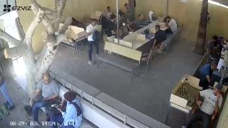 סצנות מאוהל העיתונאים המתעדות את רגע ההפצצה האווירית של הכיבוש, חנות התרופות בבית החולים נפגעי אל-אקצא בדיר…