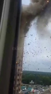 Еще кадры последствий атаки на Москву и Подмосковье.По словам Собянина, на подлете к Москве сбито в общей сложности около 180 беспилотников.Всего над российскими регионами за ночь сбили 555 беспилотников, сообщает Минобороны России.