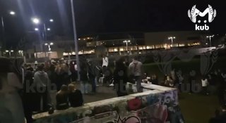 Зрителей вывели с концерта Олега ЛСП в "Олимпе" в Краснодаре без объяснения причин.По их словам, после получаса выступления артист ушел со сцены. Вместо него там появилась женщина-организатор, которая попросила фанатов покинуть зал и максимально далеко ото