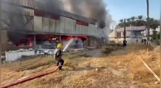 ההגנה האזרחית שולטת בשריפה בתוך מחסן שמפר את התנאים באזור אל-קריאת בבגדד ביו.קישור/alghadeertv