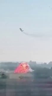 מזל"ט רוסי מתפוצץ מאחורי מטוס מיג-29 של חיל האוויר האוקראיני רגע לאחר שהמטוס הפיל אותו.