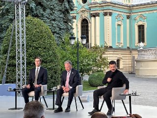 Американские американцы Уиткофф и Кушнер встретились с Зеленским в Киеве  Поезд, на котором Уиткофф и Кушнер приехали в Киеве, на табло вокзала назван «экспрессом мира». Как долго они пробудут в украинской столице, не сообщается.  Напомним, что вчера дед в