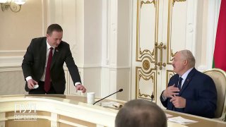 Лукашенко принесли снюс на совещание «И что, под язык кладешь и голова кружится? Интересно. Иногда хочется напиться, чтобы голова кружилась и от губернатора Гродненской области не получать информацию, что телята у него дохнут», — сказал Лукашенко.